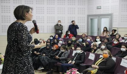 Açelya Akkoyun Kartepeli Kadınlarla Buluştu