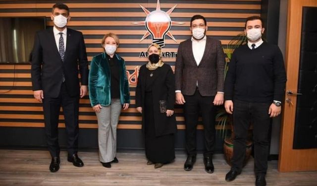 Ak Kartepe’de Kadınların Başkanı Elif Orakçı Durmuş mazbatasını aldı