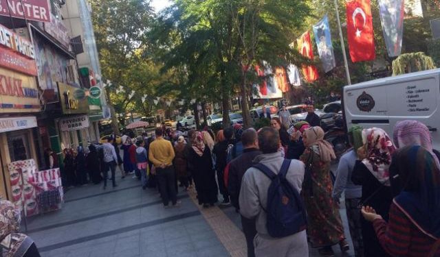 BU DA İŞKUR ÖNÜNDE İŞ KUYRUĞU