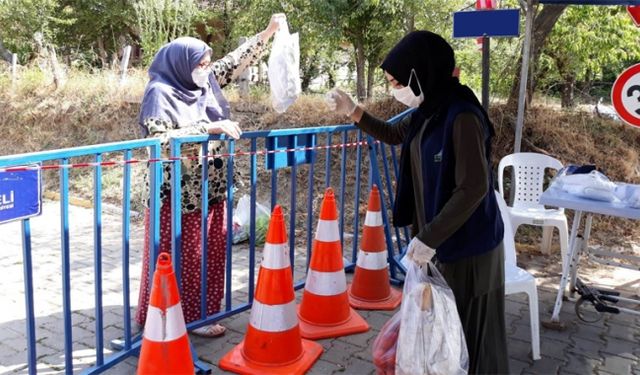 KARTEPE ALO EVLAT EKİPLERİNDEN KARANTİNA SOKAĞINA DESTEK