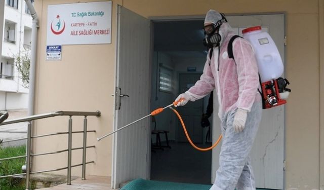 KARTEPE´DE SAĞLIK OCAKLARI, ECZANELER VE BANKALAR DEZENFEKTE EDİLDİ