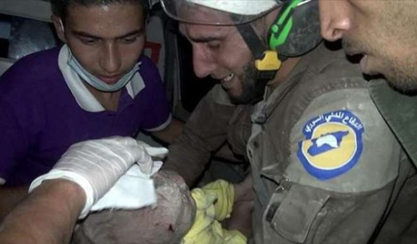 1 aylık bebek enkazdan sağ çıkarıldı