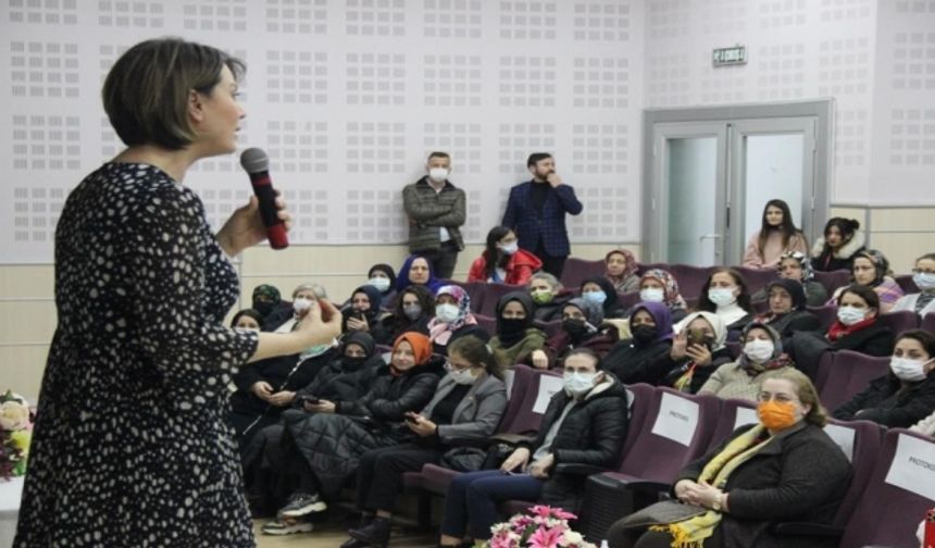 Açelya Akkoyun Kartepeli Kadınlarla Buluştu