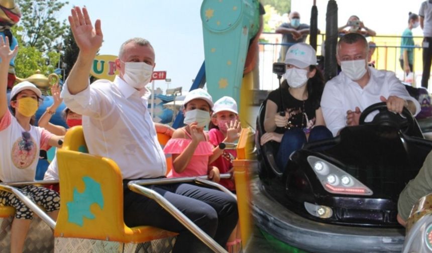 BAŞKAN BÜYÜKAKIN DAN ÇOCUKLARA KARNE HEDİYESİ