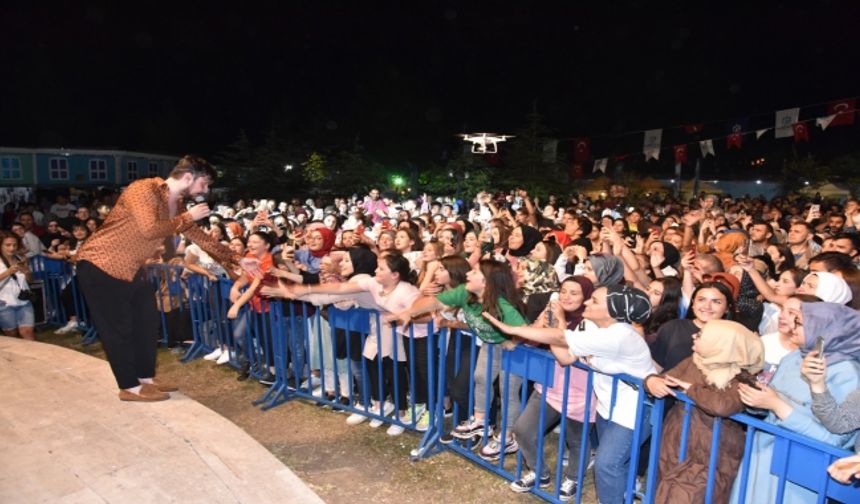 EKİN UZUNLAR KARTEPE´Yİ SALLADI