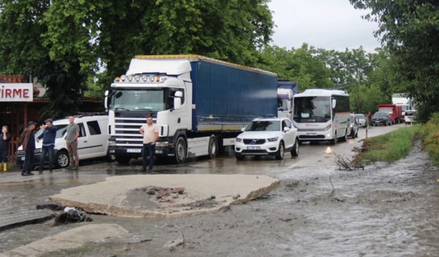 MAŞUKİYE DE DERELER TAŞTI ANA YOL TRAFİĞE KAPANDI